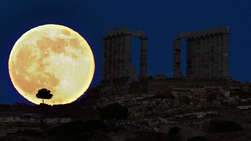 Supermoon at the sky! Biggest supermoon since 1948